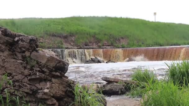 Sablinsky Watervallen Kleine Waterval Het Bruine Water Van Waterval Watervallen — Stockvideo