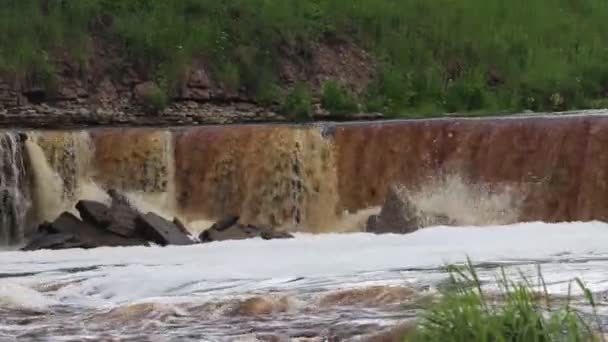 Sablinsky Watervallen Kleine Waterval Het Bruine Water Van Waterval Watervallen — Stockvideo