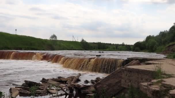 萨布林斯基瀑布小瀑布瀑布的棕色水 俄罗斯的瀑布 河上的门槛 水流强劲 水的喷射 快速电流 — 图库视频影像