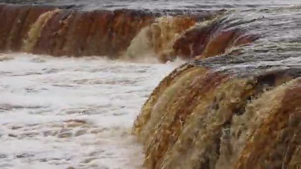 Sablinsky Wasserfälle Kleiner Wasserfall Das Braune Wasser Des Wasserfalls Wasserfälle — Stockvideo