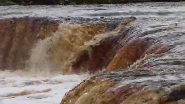 Sablinsky Watervallen Kleine Waterval Het Bruine Water Van Waterval Watervallen — Stockvideo