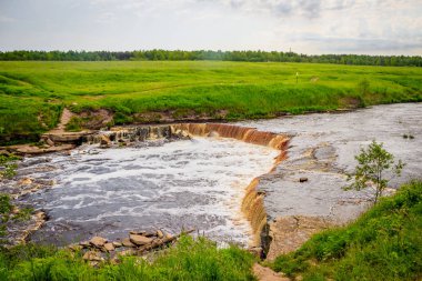 Sablinsky şelaleleri. Küçük şelale. Şelalenin kahverengi suyu... Nehirdeki eşikler. Güçlü su akışı. Su fışkırtıyor. Hızlı akım