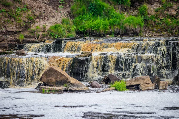 Cachoeiras Sablinsky. Pequena cascata. A água castanha da cachoeira.. Limites no rio. Fluxo de água forte. Jatos de água. Corrente rápida — Fotografia de Stock