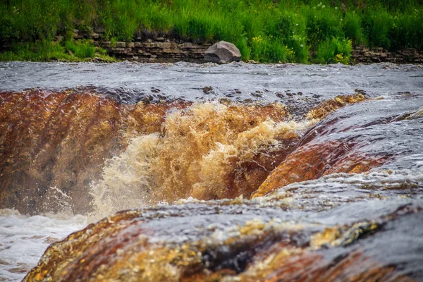 Cascadas Sablinsky. Pequeña cascada. El agua marrón de la cascada.. Umbrales en el río. Fuerte flujo de agua. Jets de agua. Corriente rápida — Foto de Stock