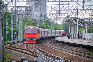 Platformdaki tren. Rus treni. Toplu taşıma. Tren. Rusya, St. Petersburg 31 Mayıs 2019 platformu Lanskaya
