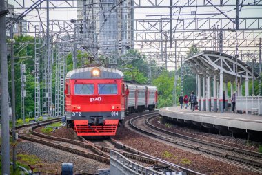 Platformdaki tren. Rus treni. Toplu taşıma. Tren. Rusya, St. Petersburg 31 Mayıs 2019 platformu Lanskaya
