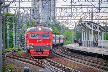 Platformdaki tren. Rus treni. Toplu taşıma. Tren. Rusya, St. Petersburg 31 Mayıs 2019 platformu Lanskaya