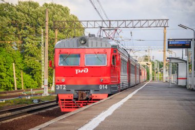 Platformdaki tren. Rus treni. Toplu taşıma. Tren. Rusya, St. Petersburg 31 Mayıs 2019 platformu Lanskaya