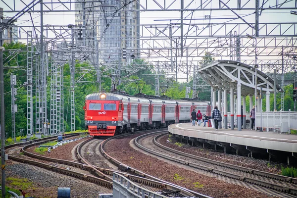 站台上的火车俄罗斯火车公共交通。铁路。俄罗斯， 圣彼得堡 五月 31， 2019 平台 兰斯卡亚 — 图库照片