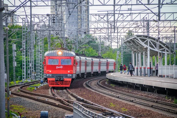 O comboio na plataforma. Comboio russo. Transporte público. Ferroviária. Rússia, São Petersburgo 31 de maio de 2019 plataforma Lanskaya — Fotografia de Stock