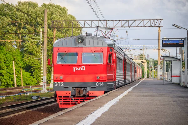 A vonat a peronon. Orosz vonaton. Tömegközlekedési. Vasúti. Oroszország, St. Petersburg május 31, 2019 platform Lanskaya — Stock Fotó