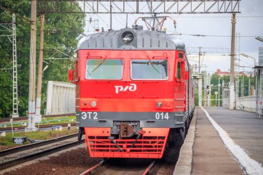 Platformdaki tren. Rus treni. Toplu taşıma. Tren. Rusya, St. Petersburg 31 Mayıs 2019 platformu Lanskaya