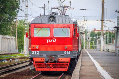 Platformdaki tren. Rus treni. Toplu taşıma. Tren. Rusya, St. Petersburg 31 Mayıs 2019 platformu Lanskaya
