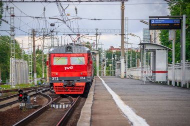 Platformdaki tren. Rus treni. Toplu taşıma. Tren. Rusya, St. Petersburg 31 Mayıs 2019 platformu Lanskaya