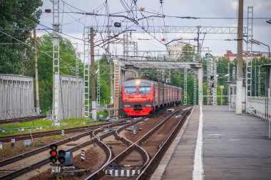 Platformdaki tren. Rus treni. Toplu taşıma. Tren. Rusya, St. Petersburg 31 Mayıs 2019 platformu Lanskaya