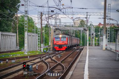 Platformdaki tren. Rus treni. Toplu taşıma. Tren. Rusya, St. Petersburg 31 Mayıs 2019 platformu Lanskaya