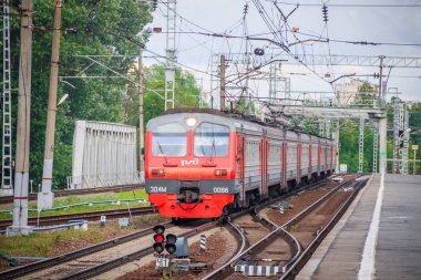 Platformdaki tren. Rus treni. Toplu taşıma. Tren. Rusya, St. Petersburg 31 Mayıs 2019 platformu Lanskaya