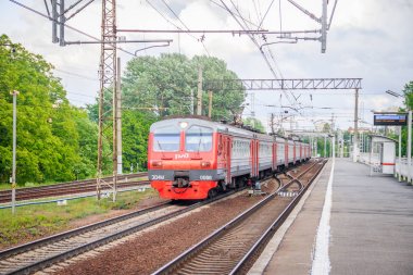 Platformdaki tren. Rus treni. Toplu taşıma. Tren. Rusya, St. Petersburg 31 Mayıs 2019 platformu Lanskaya