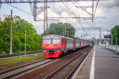 Platformdaki tren. Rus treni. Toplu taşıma. Tren. Rusya, St. Petersburg 31 Mayıs 2019 platformu Lanskaya