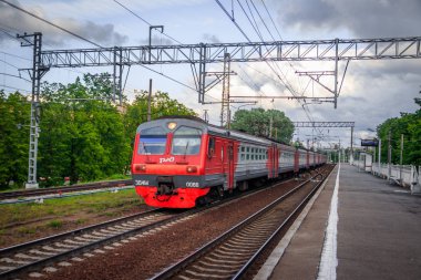 Platformdaki tren. Rus treni. Toplu taşıma. Tren. Rusya, St. Petersburg 31 Mayıs 2019 platformu Lanskaya