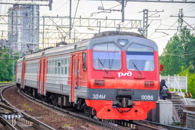 Platformdaki tren. Rus treni. Toplu taşıma. Tren. Rusya, St. Petersburg 31 Mayıs 2019 platformu Lanskaya