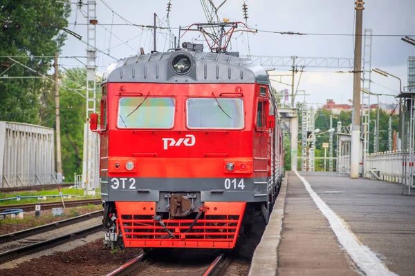 A vonat a peronon. Orosz vonaton. Tömegközlekedési. Vasúti. Oroszország, St. Petersburg május 31, 2019 platform Lanskaya — Stock Fotó