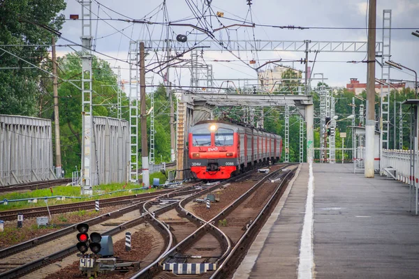 A vonat a peronon. Orosz vonaton. Tömegközlekedési. Vasúti. Oroszország, St. Petersburg május 31, 2019 platform Lanskaya — Stock Fotó
