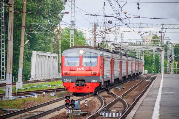 Pociąg na platformie. Rosyjski pociąg. Transport publiczny. Kolejowa. Rosja, Sankt Petersburg 31 maja 2019 platforma Lanskaya — Zdjęcie stockowe