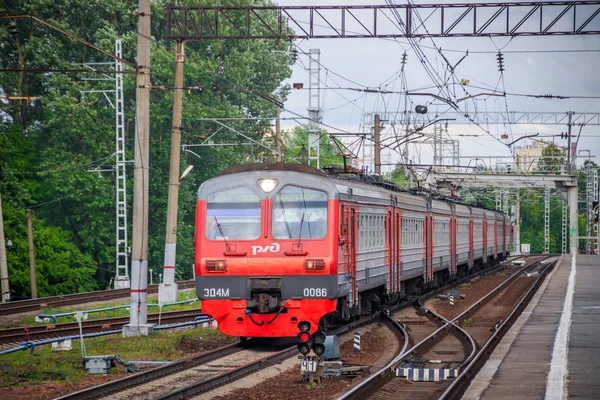 Vlak na plošině. Ruský vlak. Veřejná doprava. Železniční. Rusko, Petrohrad květen 31, 2019 nástupiště Lanskaja — Stock fotografie