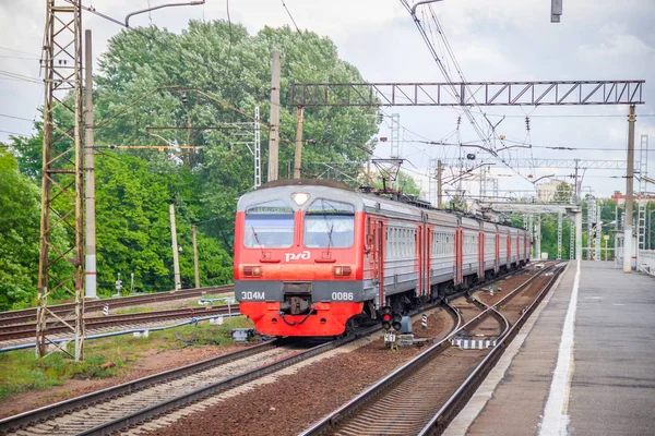 Le train sur le quai. Train russe. Transports publics. Chemin de fer. Russie, Saint-Pétersbourg 31 mai 2019 plate-forme Lanskaya — Photo
