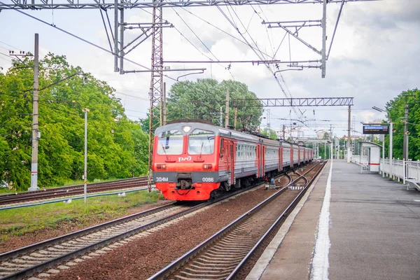 O comboio na plataforma. Comboio russo. Transporte público. Ferroviária. Rússia, São Petersburgo 31 de maio de 2019 plataforma Lanskaya — Fotografia de Stock