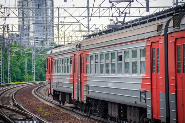 El tren en el andén. Tren ruso. Transporte público. Ferrocarril. Rusia, San Petersburgo mayo 31, 2019 plataforma Lanskaya — Foto de Stock
