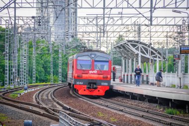 Platformdaki tren. Rus treni. Toplu taşıma. Tren. Rusya, St. Petersburg 31 Mayıs 2019 platformu Lanskaya