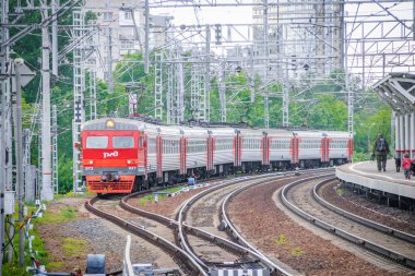 Platformdaki tren. Rus treni. Toplu taşıma. Tren. Rusya, St. Petersburg 31 Mayıs 2019 platformu Lanskaya