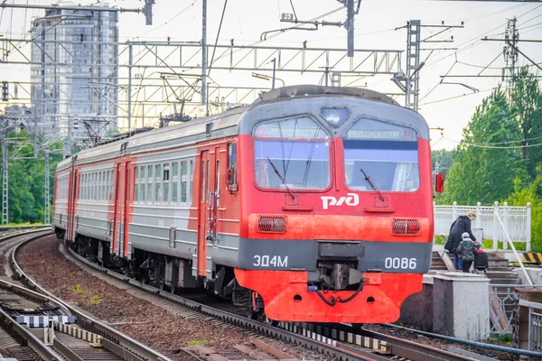 プラットホームの列車ロシアの列車公共交通機関鉄道。ロシア、サンクトペテルブルク 2019年5月31日 プラットフォームランスカヤ — ストック写真