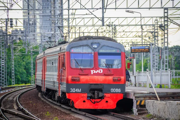 O comboio na plataforma. Comboio russo. Transporte público. Ferroviária. Rússia, São Petersburgo 31 de maio de 2019 plataforma Lanskaya — Fotografia de Stock