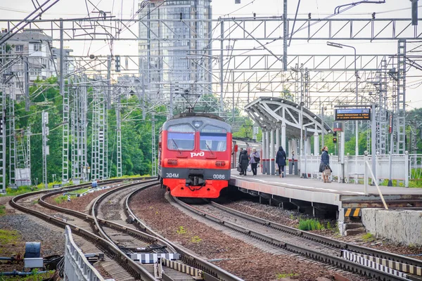 O comboio na plataforma. Comboio russo. Transporte público. Ferroviária. Rússia, São Petersburgo 31 de maio de 2019 plataforma Lanskaya — Fotografia de Stock