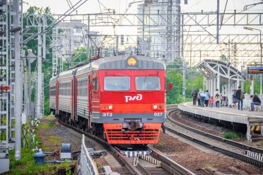 Platformdaki tren. Rus treni. Toplu taşıma. Tren. Rusya, St. Petersburg 31 Mayıs 2019 platformu Lanskaya