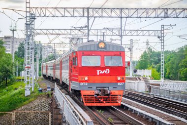 Platformdaki tren. Rus treni. Toplu taşıma. Tren. Rusya, St. Petersburg 31 Mayıs 2019 platformu Lanskaya