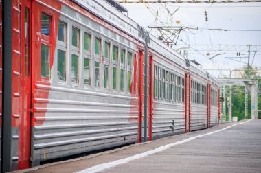 Platformdaki tren. Rus treni. Toplu taşıma. Tren. Rusya, St. Petersburg 31 Mayıs 2019 platformu Lanskaya