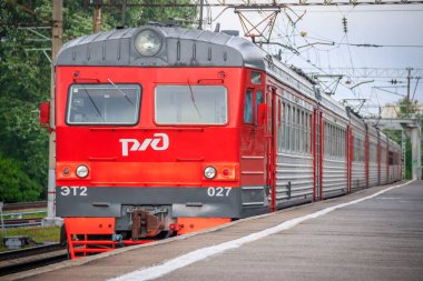Platformdaki tren. Rus treni. Toplu taşıma. Tren. Rusya, St. Petersburg 31 Mayıs 2019 platformu Lanskaya