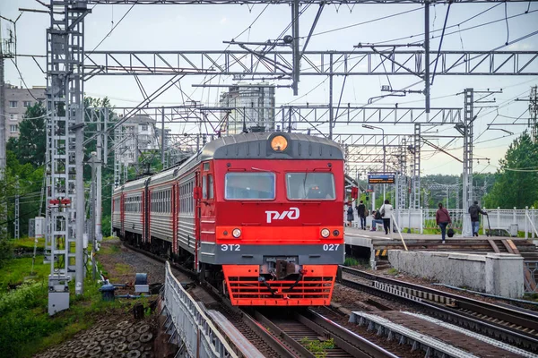 O comboio na plataforma. Comboio russo. Transporte público. Ferroviária. Rússia, São Petersburgo 31 de maio de 2019 plataforma Lanskaya — Fotografia de Stock