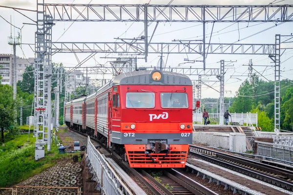 プラットホームの列車ロシアの列車公共交通機関鉄道。ロシア、サンクトペテルブルク 2019年5月31日 プラットフォームランスカヤ — ストック写真