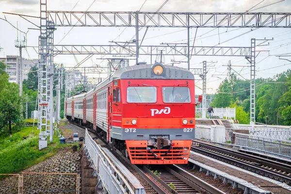 O comboio na plataforma. Comboio russo. Transporte público. Ferroviária. Rússia, São Petersburgo 31 de maio de 2019 plataforma Lanskaya — Fotografia de Stock