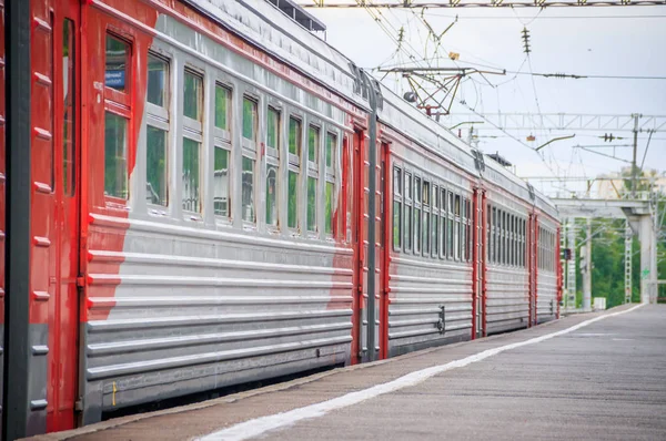 Platformdaki tren. Rus treni. Toplu taşıma. Tren. Rusya, St. Petersburg 31 Mayıs 2019 platformu Lanskaya