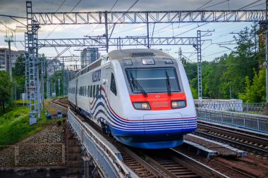Yüksek hızlı tren Allegro. Hızlı tren. Toplu taşıma. Tren. Yolcu taşımacılığı. Rusya, St. Petersburg 31 Mayıs 2019 platformu Lanskaya