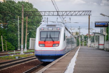 Yüksek hızlı tren Allegro. Hızlı tren. Toplu taşıma. Tren. Yolcu taşımacılığı. Rusya, St. Petersburg 31 Mayıs 2019 platformu Lanskaya