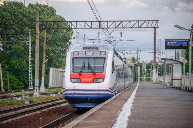 Yüksek hızlı tren Allegro. Hızlı tren. Toplu taşıma. Tren. Yolcu taşımacılığı. Rusya, St. Petersburg 31 Mayıs 2019 platformu Lanskaya