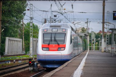 Yüksek hızlı tren Allegro. Hızlı tren. Toplu taşıma. Tren. Yolcu taşımacılığı. Rusya, St. Petersburg 31 Mayıs 2019 platformu Lanskaya