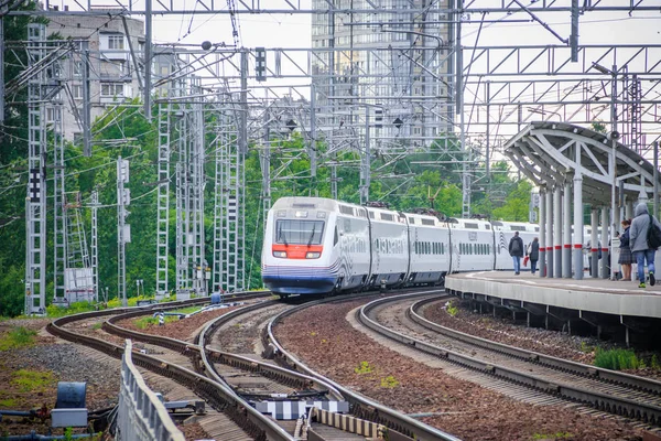 Comboio de alta velocidade Allegro. Comboio rápido. Transporte público. Ferroviária. Transporte de passageiros. Rússia, São Petersburgo 31 de maio de 2019 plataforma Lanskaya — Fotografia de Stock